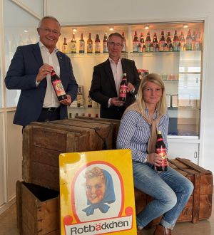Foto v.l.: Landrat Achim Hallerbach, Klaus-Jürgen Phillip und Sandra Köster.