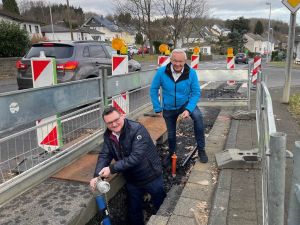 Foto: Die Wasserhauptleitungen und erneuerungsbedürftigen Hausanschlüsse in der Michaelstraße in Vettelschoß werden erneuert. Landrat Achim Hallerbach und Stadtwerke-Geschäftsführer Stefan Herschbach verschafften sich einen Überblick über den aktuellen Baufortschritt.