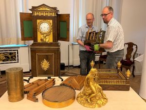 Foto: Uhrrestaurator Ian D. Fowler (links) und Kreis-Museums-Direktor Bernd Willscheid haben die Apollouhr reisefertig gemacht. 