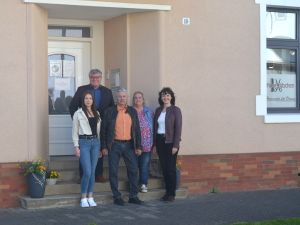 Foto: Freuen sich über die gelungene Umsetzung der Dorferneuerung: (von links) Karolin Kaiser, Kreisbeigeordneter Michael Mahlert, Dieter Keiper und Andrea Konrad-Keiper sowie Margit Rödder-Rasbach.