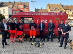 Foto: Landrat Achim Hallerbach (links) sowie Ordnungsamtsleiter Frank Laupicher (4. von rechts) und Sachbearbeiter Volker Lemgen (3. von rechts) freuen sich über die Bestellung der fünf neuen „Fachberater Rettungshunde“: (von links) Dr. Henri Paletta, Carsten Groth, Stefan Eutebach, Anne Rücker und Stephan Heinz. 