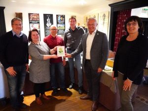 Foto: v.l.n.r.: Jörg Hohenadl (WFG), Odette Freytag, Bernd Reuschenbach, Hermann-Josef Reuschenbach (Hotel zur Post), Achim Hallerbach (Landrat), Irmgard Schröer (Naturpark Rhein-Westerwald)