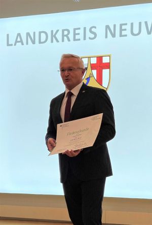 Foto: Landrat Achim Hallerbach freute sich, den symbolischen Förderscheck für das Projekt „Meine Gesundheit. Digital. Nah. Neuwied“ entgegennehmen zu können. 