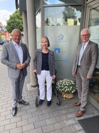 Foto: Landrat Achim Hallerbach (links) und Puderbachs Bürgermeister Volker Mendel gratulierten Diakonie-Pfarrerin Renate Schäning zum Einzug des „Hauses der Familie“ in die neuen Räumlichkeiten. 