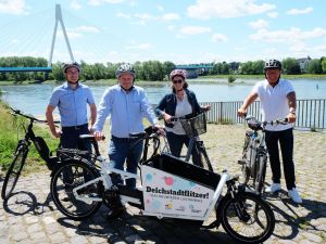 Foto: Landrat Achim Hallerbach (rechts), Neuwieds Oberbürgermeister Jan Einig (2. von links) und die beiden Orga-Teammitglieder Kay Bröhl (Stadtbauamt, links) und Gabi Schäfer (Stabsstelle Energie, Klima und Umwelt bei der Kreisverwaltung) hoffen auf viele Teilnehmer aus Stadt und Kreis bei der Aktion Stadtradeln. 