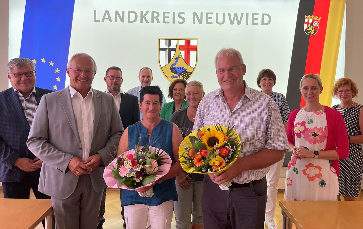 Foto: Martina Reupke und Wolfgang Stein (jeweils mit Blumen) gehen in dden Ruhestand. Für die langjährige Mitarbeit dankten ihnen (von links) Beigeordneter Michael Mahlert, Landrat Achim Hallerbach sowie die (leitenden) Kreisverwaltungs-Kollegen Oliver Honnef, Frank Laupichler, Birgit Eisenhuth, Tanja Esper, Hildegard Person-Fensch, Diana Wonka und Mechthild Laupichler.