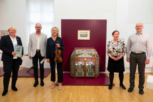 Foto: (Wolfgang Tischler) von links: Kreisbeigeordnete Birgit Haas, Museumsdirektor Bernd Willscheid, Musikerin Ela Zagori, Kataloglayouter Sandra Meifarth und Manfred Bogner.