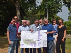 Foto: Gemeinsam mit Bürgermeister Volker Mendel, Ortsbürgermeister Wolfgang Theis und weiteren Vertretern vom Planungsbüros Dittrich, der Ortsgemeindne Steimel und aus dem Referat „Dorferneuerung“ der Kreisverwaltung schaute sich Kreis-Beigeordneter Michael Mahlert den Steimeler Marktplatz an. In Kürze soll hier der zweite Abschnitt der Neugestaltung beginnen. 