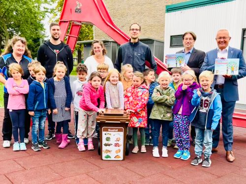  Foto von links: Heike Bojahr und David Münz mit ihrer ersten Klasse der Grundschule Limbach,  Gabi Schäfer, Michael Treppesch, Jörg Schwarz und Landrat Achim Hallerbach