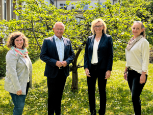 Foto: Landrat Achim Hallerbach, Kreis-Klimaschutzmanagerin Janine Sieben (rechts) und Gabi Schäfer von der Stabsstelle „Umwelt, Klima, Energie“ der Kreisverwaltung freuen sich auf die Zusammenarbeit mit Regionalreferentin Sabine Schneider.