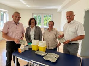 Foto: Das neue Impfzentrum in Niederbieber ist startklar. Landrat Achim Hallerbach (von rechts) dankt Gesundheitsamts-Chefin Ilonka Degenhardt, IZ-Leiterin Sabrina Kahn und ihrem Stellvertreter Marcus Broich für die bisher geleistete Arbeit beim Aufbau.  