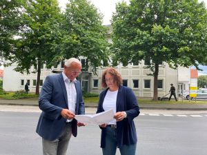 Foto: Landrat Achim Hallerbach und die neue Impfkoordinatorin Sabrina Kahn aus dem Gesundheitsamt vor dem künftigen Impfzentrum des Kreises in Niederbieber. Noch sind einige Arbeiten im und rund um das ehemalige Bürogebäude vorzunehmen, grundsätzlich sind die Voraussetzungen aber optimal. 