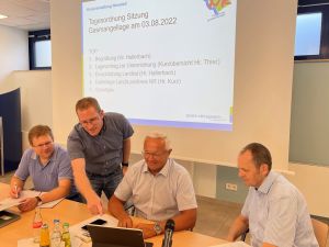 Foto: Der Kreis Neuwied will vorbereitet sein: Deshalb hat Landrat Achim Hallerbach (2. von rechts) die Leiter der einzelnen Abteilungen des Kreishauses zusammengerufen, um in Sachen „Gas-Mangellage“ die Krisen-Vorsorge aufzunehmen. Schlüsselrollen nehmen dabei (von links) Brand- und Katastrophenschutzinspekteur Holger Kurz, Dominik Thier als Leiter der „Koordinierungsgruppe Stab“ (KGS) und Ordnungsamtschef Frank Laupichler ein. Das Foto stammt von der zweiten Sitzung. 