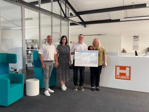 Foto (von links): Landrat Achim Hallerbach, Jutta Geis, Kerstin Müller (KinderSchutzDienst Bad Hönningen), Arno Geis.