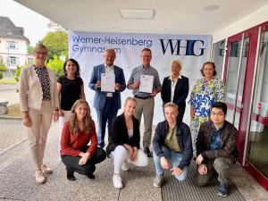 Foto: Vordere Reihe von links nach rechts: Anwärter*innen und Auszubildende der Kreisverwaltung Neuwied Hintere Reihe von links nach rechts: IHK-Regionalgeschäftsführerin Kristina Kutting, Ausbildungsleiterin Kreis-verwaltung Neuwied Nesrin Uslu, Landrat Achim Hallerbach, WHG Schulleiter Frank Michael Strauss, Schullaufbahnberaterin Christiane Bienemann, stellvertretende Schulleiterin Christine Osenberg.