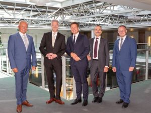 Foto: (v. l.) Landrat Achim Hallerbach, Vorstandsmitglied Thomas Paffenholz, zukünftiges Vorstandsmitglied Marc Sinkewitz, Vorstandsvorsitzender Dr. Hermann-Josef Richard, Oberbürgermeister Jan Einig.
