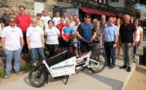 Foto: Landrat Achim Hallerbach und Oberbürgermeister Jan Einig zeichneten die Gewinner des diesjährigen Stadtradelns aus.