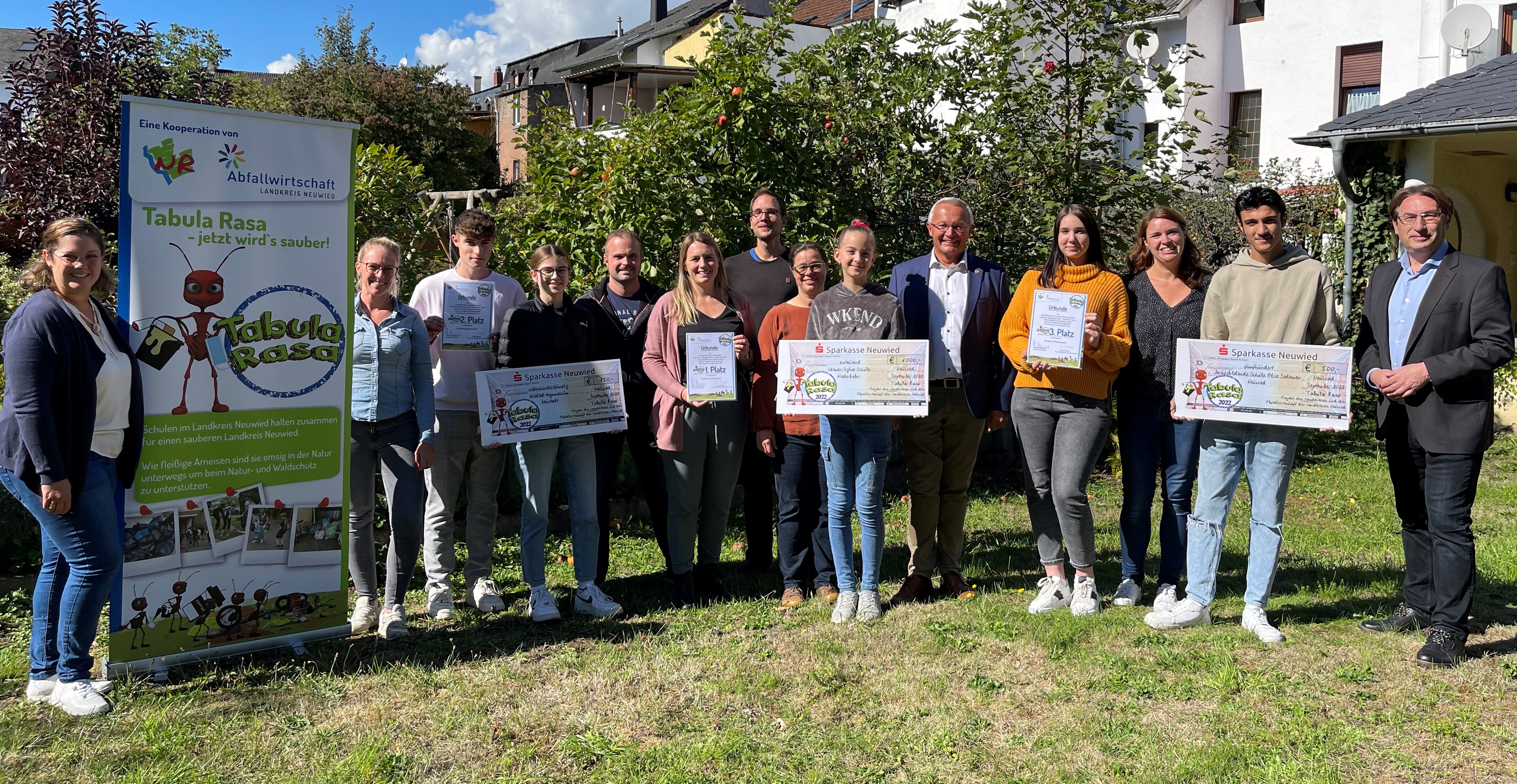 Die Carmen-Sylva-Schule, das Wiedtal-Gymnasium und die Alice-Salomon-Schule waren die fleißigsten Müllsammler beim neuen „Tabula Rasa“-Wettbewerb. Landrat Achim Hallerbach und Abfallwirtschafts-Vorstand Jörg Schwarz zeichneten sie dafür aus. 