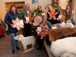 Die Produkte des Butzelhof stehen am 11. Dezember im Mittelpunkt des adventlichen Stelldicheins in Windhagen-Hohn. Aber noch viele weitere schöne Angebote der Naturgenuss Netzwerkpartner verteilen sich auf die fünf Wochenenden vor Weihnachten. Darauf freuen sich (von links) Irmgard Schröer (Naturpark Rhein-Westerwald), Landrat Achim Hallerbach, Tina Haus (Naturgenuss-Erzeuger Butzelhof) Sandra Köster („Wir Westerwälder“) und Jörg Hohenadl (Wirtschaftsförderung Landkreis Neuwied). 
