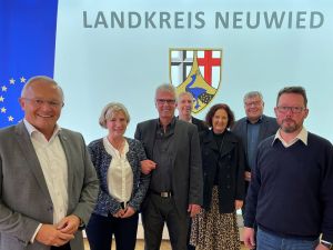 Foto: Abschied nach 42 Jahren bei der Kreisverwaltung: Unser Bild zeigt (von links) Landrat Achim Hallerbach, Ursula und Manfred Rasbach, Nachfolger Bernd Mohr, Personalratsvorsitzende Birgit Eisenhuth, Beigeordneten Michael Mahlert und den stellvertretenden Büroleiter Oliver Honnef. 