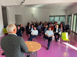 Foto: Landrat Achim Hallerbach lud die 61 Ortsbürgermeister aus dem Kreis Neuwied wieder an zwei Terminen zu einem „Informations-Rundumschlag“ nach Linkenbach ein. 