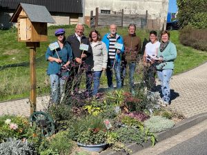 Ein liebevoll gestaltetes Blumenbeet mit Insektenhotel – (v. li.: Petra Schiller, Landrat Achim Hallerbach, Gabi Schäfer, Franz Josef Ludwig, Gerd Köhler, Frau Meckes- Sokola, Anette Wagner). 