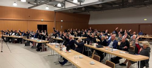 Foto: Alle Arme gingen hoch, als es im Kreistag um die Zustimmung zur Resolution für den Erhalt des Eitorfer ZF-Standortes ging. 