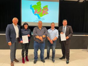 Foto: Landrat Achim Hallerbach (links) und die Fraktionsvorsitzenden Petra Jonas (SPD) und Michael Christ (CDU, rechts) sicherten dem Eitorfer ZF-Betriebsratsvorsitzenden Heiko Höfer (Mitte) und Betriebsratsmitglied René Höfer die Solidarität der Neuwieder Politik zu. 