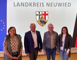 Foto: Haben die Sicherheit der Senioren im Blick (von links): Kreis-Ehrenamtskoordinatorin Kerstin Schwanbeck-Stephan, Landrat Achim Hallerbach, 1. Kriminalhauptkommissar Wolfgang Kluwig und Kreis-Seniorenbeauftragte Carina Corzilius. 