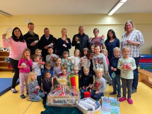 Foto: Die Kinder der Kita Anhausen – sowohl in der Lessingstraße als auch in der Waldgruppe – haben in diesem Jahr den Schmuck für den Weihnachtsbaum im Kreishaus gebastelt. 