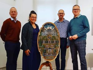 Foto (von links): Dr. Markus Miller, Direktor des Museums Schloss Fasanerie bei Fulda (Kulturstiftung des Hauses Hessen), Garnet Rösch-Meier, Restauratorin im städtischen Museum Braunschweig, Bernd Willscheid, Museumsdirektor des Roentgen-Museums Neuwied, und Dr. Ralf Buchholz, Hochschule für angewandte Wissenschaft und Kunst Hildesheim.