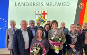 Foto: Landrat Achim Hallerbach verabschiedete gemeinsam mit Kreisvorstand, Abteilungsleitern und Kollegen die „Leitende staatliche Beamtin“ Hildegard Person-Fensch (mit Blumen rechts) und stellvertretende Gesundheitsamtsleiterin Ilonka Degenhardt. 