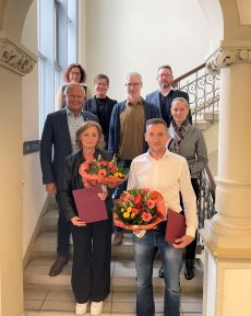 Petra Spohr-Schäfer und Werner Gräf sind der Kreisverwaltung seit 40 bzw. 25 Jahren treu. Zum Dienstjubiläum gratulierten (von links) Landrat Achim Hallerbach, Personalratsvorsitzende Birgit Eisenhuth, Kerstin Grundmann, Stefan Roos, Oliver Honnef und Büroleiterin Diana Wonka. 