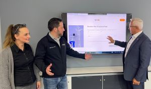 Sind überzeugt, dass das neue Online-Portal die Anmeldung von Einspeisenanlagen deutlich einfacher machen wird: (von links) Klimaschutzmanagerin Janine Sieben vom Kreis Neuwied, Syna-Prokurist Johannes Schardt und Neuwieds Landrat Achim Hallerbach. 