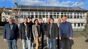 Foto: Die Sonne scheint ihnen nicht nur ins Gesicht, sondern vor allem auch auf die neue PV-Anlage hinter ihnen: (von rechts) Landrat Achim Hallerbach, Cemal Bilge (Kreisverwaltung), MGL-Schulleiter Thomas Schmacke, Florian Kropf (KV), Sebastian Bensch (SV), Lehrerin Claudia Herzog, stellvertretender Schulleiter Ralf Weißenfels, Florian Augst (SV) und Kreis-Beigeordneter Michael Mahlert. 
