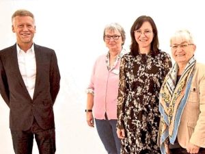 Machten auf ein kompliziertes Thema aufmerksam: Referent Rainer Franosch mit den Gleichstellungsbeauftragten (von links) Beate Ullwer, Daniela Kiefer und Doris Eyl-Müller. Foto: Pressestelle des Westerwaldkreises