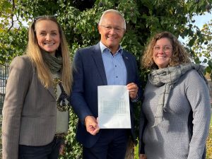 Über den eingegangenen Förderbescheid für den neuen Klimawandelanpassungsmanager freuen sich Landrat Achim Hallerbach, Kreis-Klimaschutzmanagerin Janine Sieben (links) und Gabi Schäfer von der Stabsstelle Umwelt Energie und Klima.