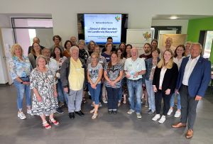 Foto: 32 Vertreter von Senioren- und Migrationsbeiräten, Beratungs- und Bildungseinrichtungen, Sportvereinen, Krankenkassen und Verwaltungen hatte Landrat Achim Hallerbach (rechts) nach Linkenbach zum ersten Netzwerktreffen „Gesundheit“ eingeladen.