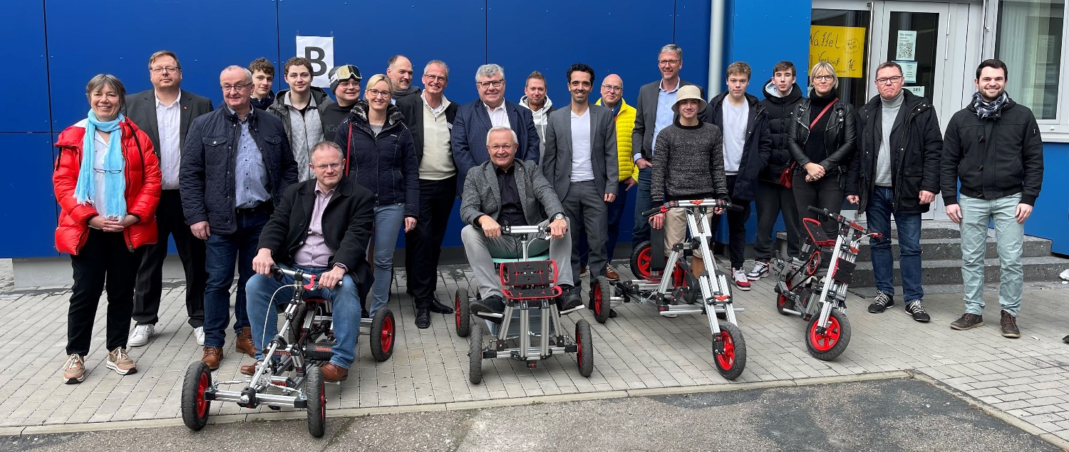 Foto: Bei dem von den Berufsbildenden Schulen im Kreis Neuwied organisierten „Markt der Mög-lichkeiten“ zeigten junge Leute in rund 40 Berufen ihr können. Der Metall-Leistungskurs präsentierte dabei seine selbstgebauten E-Mobile. 