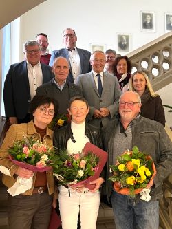 Dienstjubiläen und Verabschiedungen bei der Kreisverwaltung Neuwied (v. o. li.): Oliver Honnef, Rüdiger David, Agnes Ulrich, 1. Kreisbeigeordneter Michael Mahlert, Friedhelm Bar-tels, Landrat Achim Hallerbach, Personalratsvorsitzende Birgit Eisenhuth, Büroleiterin Diana Wonka, Sylvia Steger, Brigitte Knopp und Heinz-Peter Jung