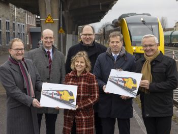 Die Projektbeteiligten freuen sich über den Meilenstein für die alternativen Antriebe und präsentieren stolz Ansichten des Batteriefahrzeugs. Von links nach rechts sind auf dem Foto abgebildet: Markus Frank, kfm. Leiter Regionalzüge, Siemens Mobility GmbH; Dr. Elmar Zeiler, Leiter Regionalzüge, Siemens Mobility GmbH; Katrin Eder, Ministerin für Klimaschutz, Umwelt, Energie und Mobilität; Thorsten Müller, Verbandsdirektor SPNV-Nord; Veit Salzmann, Geschäftsführer der Hessischen Landesbahn; Achim Hallerbach, Verbandsvorsteher SPNV-Nord; Copyright: TobiasVollmer.de