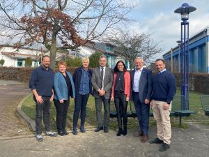  Das Leitungsteam an der Realschule in Asbach ist wieder komplett. Unser Bild zeigt (von links) FOS-Koordinator Bernd Salzer, die didaktische Koordinatorin Imke Lehleitner, Schulleiterin Sabine Hacker, Regierungsschuldirektor Jörg Kurtscheidt, die pädagogische Koordinatorin Natalie Hees, Landrat Achim Hallerbach (Landrat) und den stellvertretenden Schulleiter Bengjamin Bajraktari.