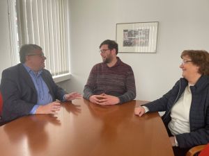 Foto: Kreisbeigeordneter Michael Mahlert und Umweltreferentin Ina Heidenbach begrüßten den neuen Baumwart, Florian Biermaier (Mitte) und besprachen mit ihm Maßnahmen zum Erhalt der Biodiversität. 