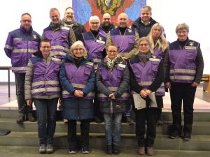 Foto: Insgesamt 25 Notfallseelsorger leisten im Kreis Neuwied einen unverzichtbaren Dienst für die Gesellschaft. Unser Bild zeigt (hintere Reihe von links) Karl-Heinz Rusky, Achim Günther, Philip Horn, Christel Kruppa, Andreas Burg, Matthias Henke, Michael Stützel, Gabi Rieger und Regina Schmitz sowie (vordere Reihe von links) die Neuzugänge Daniela aus den Erlen, Monika Kukla, Nicole Breuer und Sabine Ferenschild. Foto: Elisabeth Bussmann