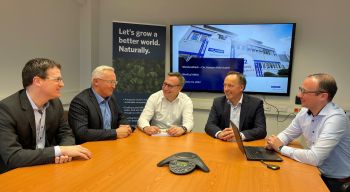 Kreis-Wirtschaftsförderer Harald Schmillen (von links) und Landrat Achim Hallerbach be-sprachen mit Markus Kernegger, Jesper Sig Mathiasen und Benedikt Engels die Entwick-lungsmöglichkeiten der Chr.-Hansen Gruppe in Rheinbreitbach. 
