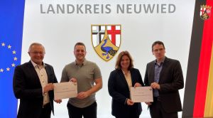 Foto: Wollen sich gemeinsam für einen Ausbau der Infrastruktur im Rahmen der Bonn-Berlin-Vereinbarung einsetzen: (von links): Landrat Achim Hallerbach, die beiden Bundestagsabge-ordneten Martin Diedenhofen (SPD) und Sandra Weeser (FDP) sowie Kreis-Wirtschaftsförderer Harald Schmillen. 