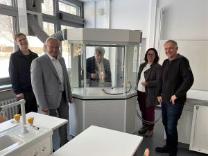 Foto: Freuen sich über neue, modern eingerichtete Fachräume: (von links) Marco Müller vom Kreis-Immobilienmanagement, Landrat Achim Hallerbach, Beigeordneter Michael Mahlert, Schulleiterin Christine Schleif und Volker Michalowicz vom ausführenden Architektenbüro „Berghaus + Michalowicz“.