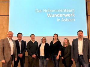 Foto: Landrat Achim Hallerbach (links) begrüßt die von Asbachs Bürgermeister Michael Christ (rechts) und seinem Team auf den Weg gebrachte Hebammenzentrale. Auch der neue Linzer Bürgermeister Frank Becker (2. von links) zeigte sich interessiert. Foto: Martina Knopp, Verbandsgemeindeverwaltung Asbach