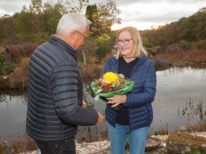Foto: Landrat Achim Hallerbach beglückwünschte Gewinnerin Doris Krug und freute sich, dass der 1. Preis in den Landkreis Neuwied vergeben wurde.