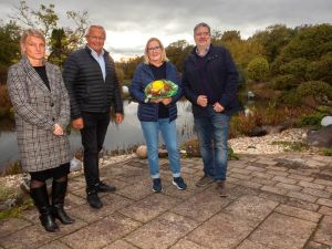 Foto: Selbst im Spätherbst präsentiert sich der Gewinnergarten des 1. Wäller Gartenpreises in harmonischen Farben und attraktiven Strukturen. Unser Bild zeigt (von links) Sandra Köster (Wir Westerwälder), Landrat Achim Hallerbach, Gewinnerin Doris Krug und Jörg Hohenadl (WFG) nach dem Gartenrundgang. 